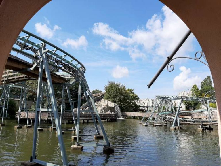Themeparkzoo Bobbejaanland, pretpark met tal van leuke attracties in Kasterlee, België Themeparkzoo Bobbejaanland, pretpark met tal van leuke attracties in Kasterlee, België