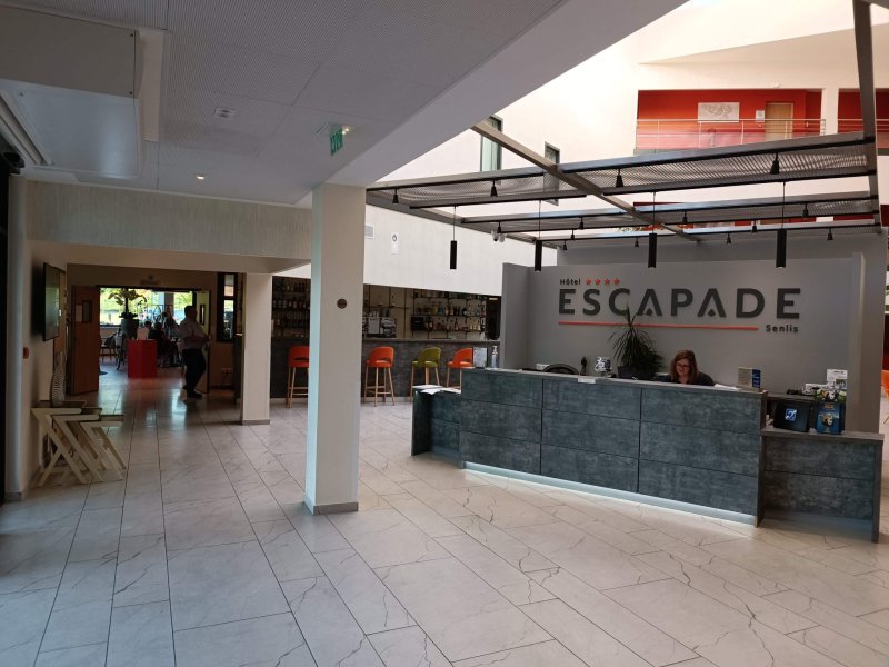 Best Western Escapade Senlis reception, bar and dining room