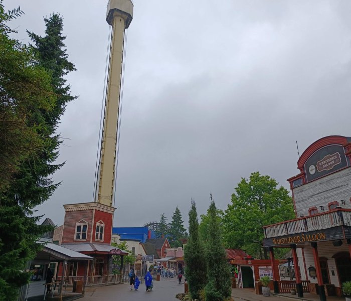 Movie Park Germany freefall tower