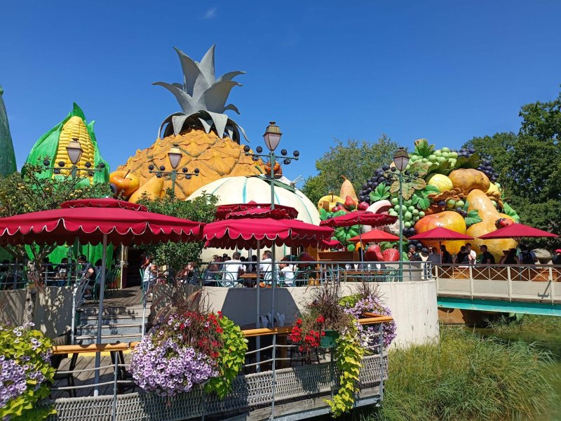 Parc Asterix Restaurant du Lac terrasse